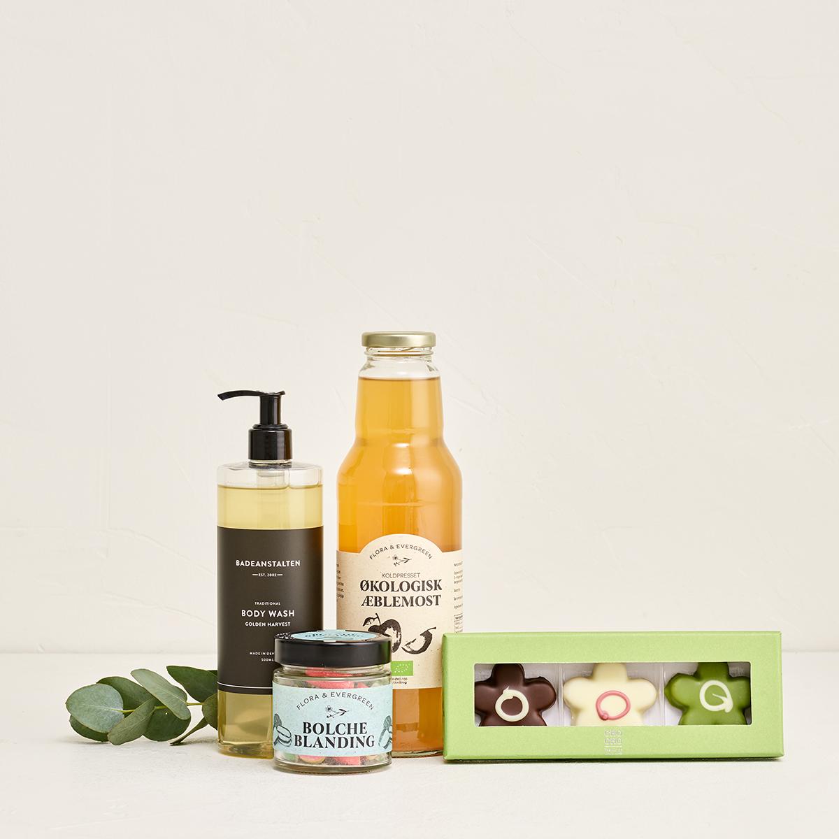Gavekurv med æblemost, body wash, bolcher og marcipanblomster