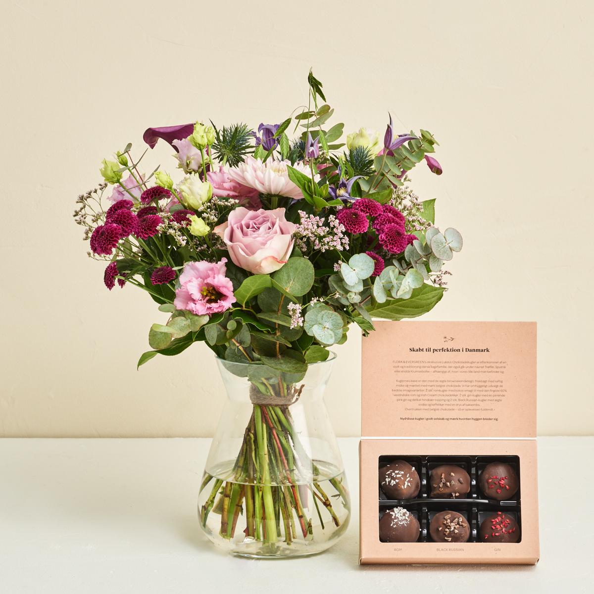 Floristens eksklusive buket med Flora og Evergreen Luksus chokoladekugler