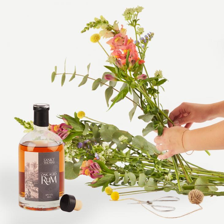 Høj buket med Sankt Thomas rom (Floristens kreative valg)