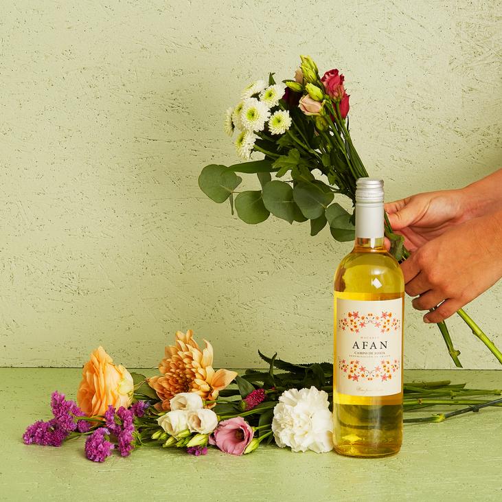 Floristens kreative buket (lav) med Afan Macabeo, hvidvin